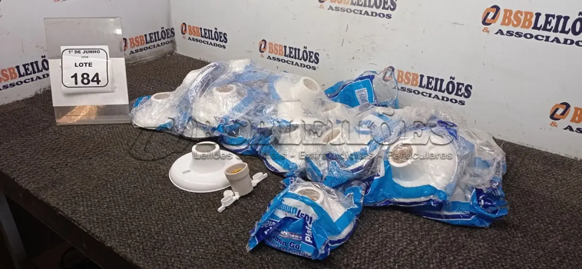 LOTE 184 - 01 LOTE COM APROXIMADAMENTE 24 PLAFON COM BOCAL DE PORCELANA. (NO ESTADO) ATENÇÃO! FAZER A VISITAÇÃO ANTES DE ARREMATAR, NÃO SABEMOS SE FUNCIONA, LEILÃO NÃO TEM GARANTIA E NEM DEVOLUÇÃO, SUJEITO A POSSÍVEIS AVARIAS VISÍVEIS/OCULTAS E/OU AUSÊNCIA DE COMPONENTES.