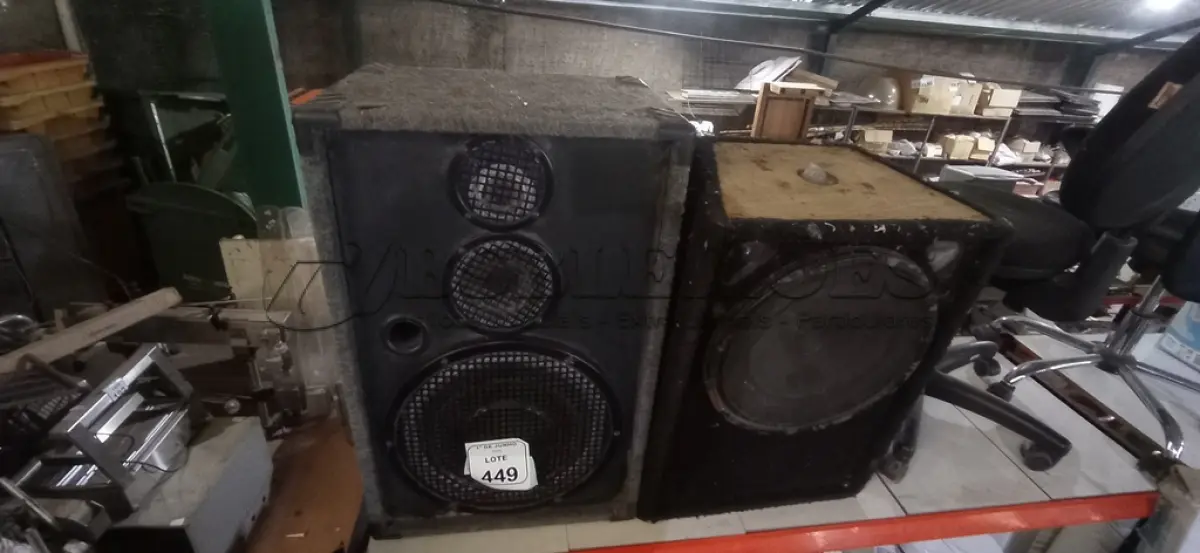 LOTE 449 - 02 CAIXAS DE SOM ALTO FALANTES. (NO ESTADO) ATENÇÃO! FAZER A VISITAÇÃO ANTES DE ARREMATAR, NÃO SABEMOS SE FUNCIONA, LEILÃO NÃO TEM GARANTIA E NEM DEVOLUÇÃO, SUJEITO A POSSÍVEIS AVARIAS VISÍVEIS/OCULTAS E/OU AUSÊNCIA DE COMPONENTES.