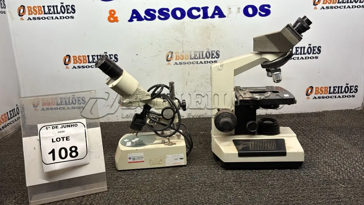 LOTE 108 - 02 MICROSCÓPIOS. (NO ESTADO) ATENÇÃO! FAZER A VISITAÇÃO ANTES DE ARREMATAR, NÃO SABEMOS SE FUNCIONA, LEILÃO NÃO TEM GARANTIA E NEM DEVOLUÇÃO, SUJEITO A POSSÍVEIS AVARIAS VISÍVEIS/OCULTAS E/OU AUSÊNCIA DE COMPONENTES.