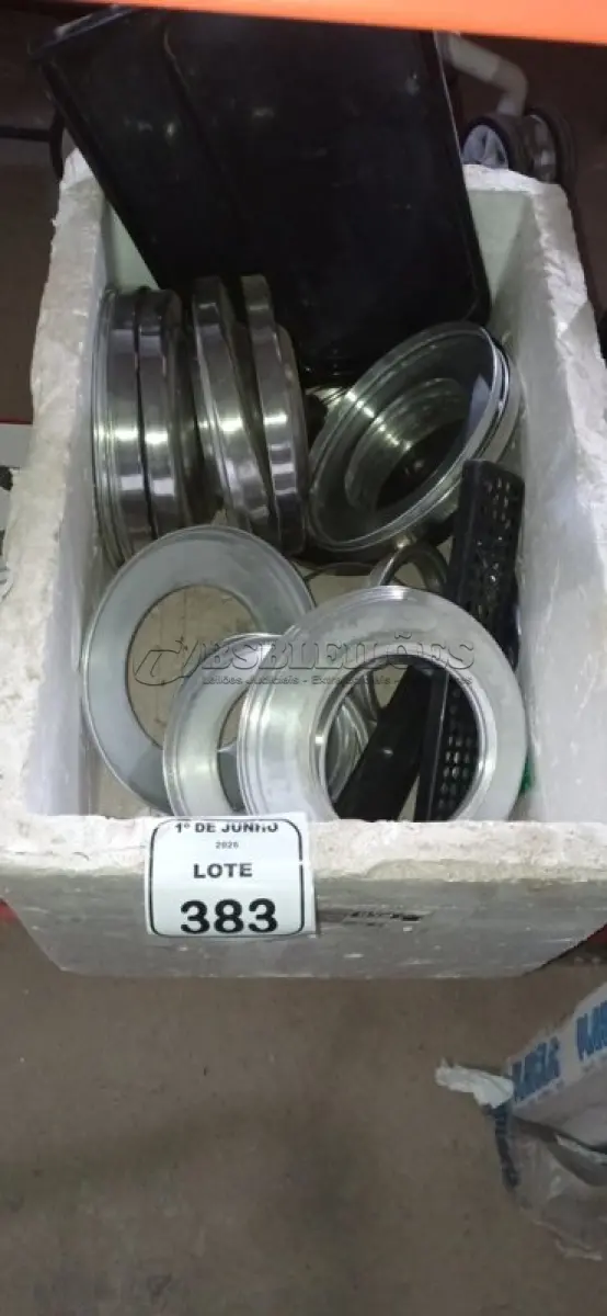 LOTE 383 - 01 LOTE COM GRANDE QUANTIDADE DE TAMPAS PARA LIXEIRAS REDONDAS EM INOX. (NO ESTADO) ATENÇÃO! FAZER A VISITAÇÃO ANTES DE ARREMATAR, NÃO SABEMOS SE FUNCIONA, LEILÃO NÃO TEM GARANTIA E NEM DEVOLUÇÃO, SUJEITO A POSSÍVEIS AVARIAS VISÍVEIS/OCULTAS E/OU AUSÊNCIA DE COMPONENTES.