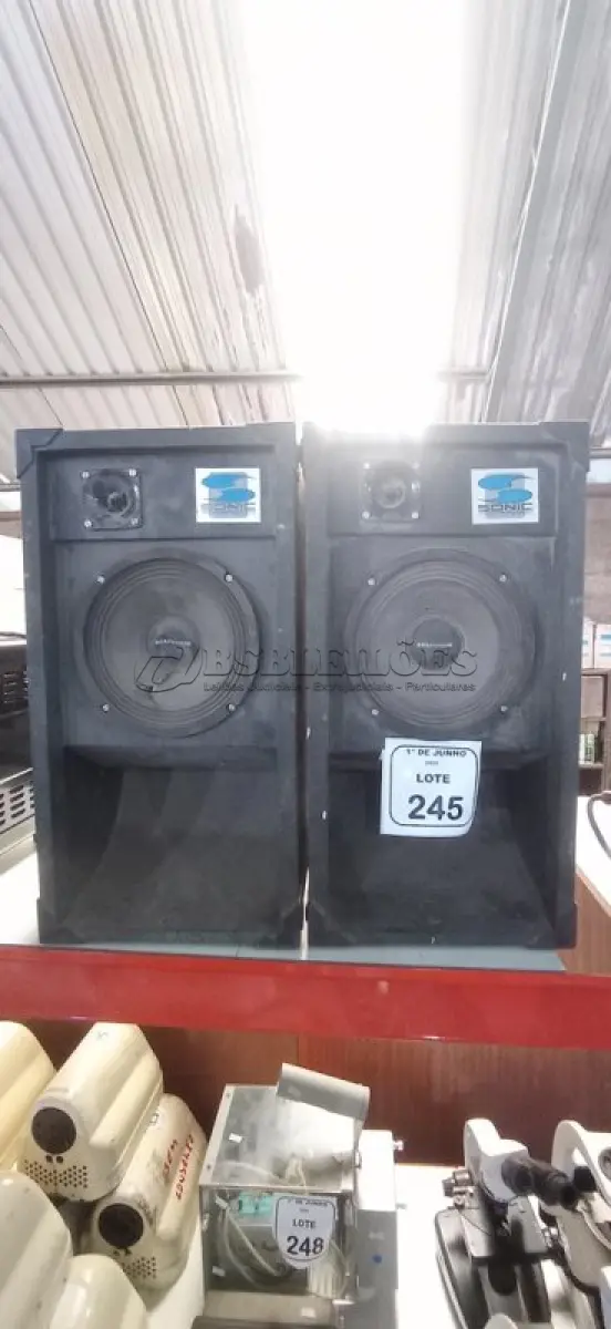 LOTE 245 - 02 CAIXAS DE SOM COM ALTO FALANTES. (NO ESTADO) ATENÇÃO! FAZER A VISITAÇÃO ANTES DE ARREMATAR, NÃO SABEMOS SE FUNCIONA, LEILÃO NÃO TEM GARANTIA E NEM DEVOLUÇÃO, SUJEITO A POSSÍVEIS AVARIAS VISÍVEIS/OCULTAS E/OU AUSÊNCIA DE COMPONENTES.