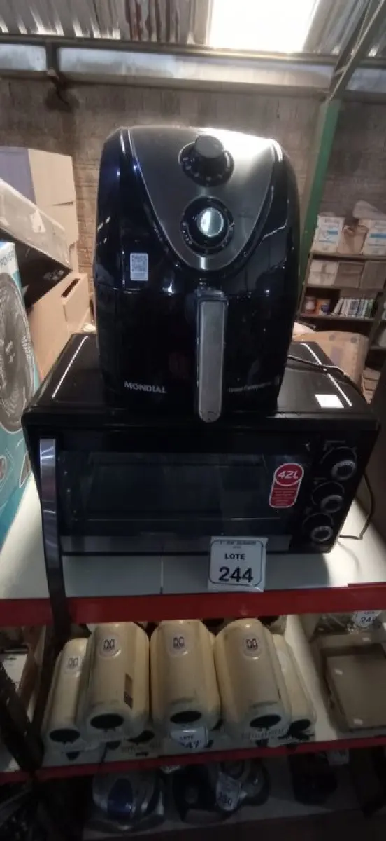 LOTE 244 - 01 FORNO 42L 220V MARCA MONDIAL E 01 AIR FRYER DE 5L 220V MARCA MONDIAL. (NO ESTADO) ATENÇÃO! FAZER A VISITAÇÃO ANTES DE ARREMATAR, NÃO SABEMOS SE FUNCIONA, LEILÃO NÃO TEM GARANTIA E NEM DEVOLUÇÃO, SUJEITO A POSSÍVEIS AVARIAS VISÍVEIS/OCULTAS E/OU AUSÊNCIA DE COMPONENTES.
