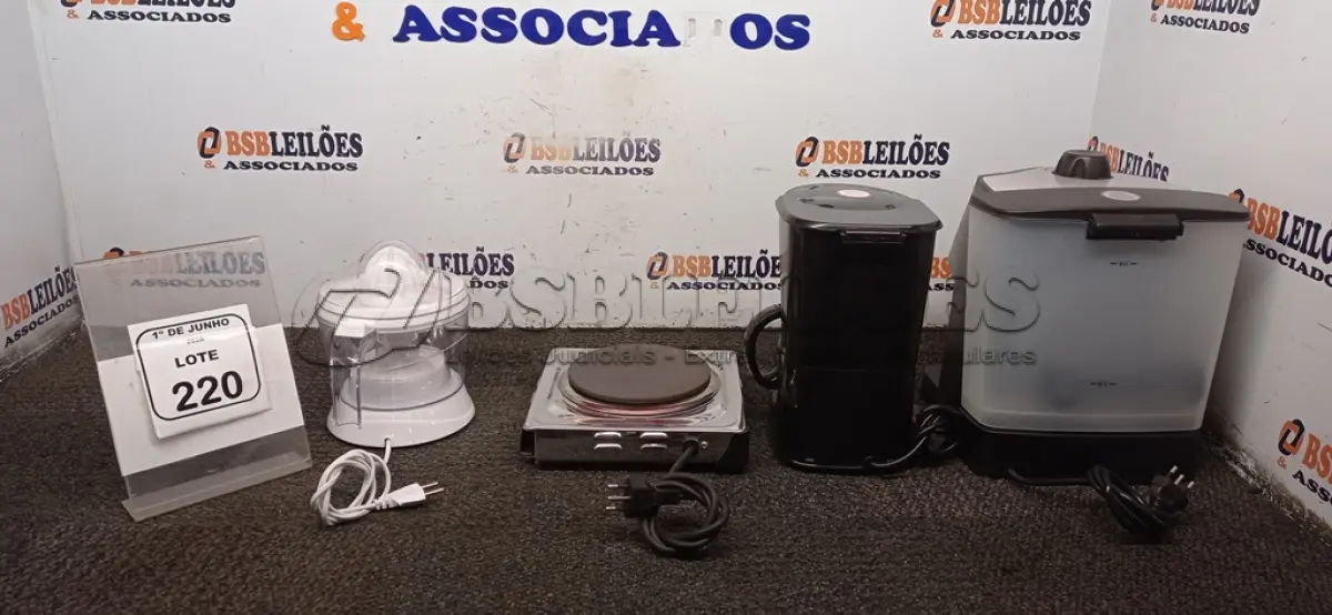 LOTE 220 - 01 MÁQUINA DE CAFÉ EXPRESSO 220V MARCA MONDIAL, 01 CAFETEIRA 220V MARCA MONDIAL, 01 ESPREMEDOR DE FRUTAS MARCA MONDIAL E 01 FOGÃO PORTATIL DE 01 BOCA MARCA MONDIAL. (NO ESTADO) ATENÇÃO! FAZER A VISITAÇÃO ANTES DE ARREMATAR, NÃO SABEMOS SE FUNCIONA, LEILÃO NÃO TEM GARANTIA E NEM DEVOLUÇÃO, SUJEITO A POSSÍVEIS AVARIAS VISÍVEIS/OCULTAS E/OU AUSÊNCIA DE COMPONENTES.