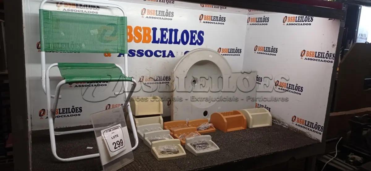 LOTE 299 - 01 PIA, 01 BANCO DOBRÁVEL E VÁRIAS SABONETEIRAS DE PLÁSTICO. (NO ESTADO) ATENÇÃO! FAZER A VISITAÇÃO ANTES DE ARREMATAR, NÃO SABEMOS SE FUNCIONA, LEILÃO NÃO TEM GARANTIA E NEM DEVOLUÇÃO, SUJEITO A POSSÍVEIS AVARIAS VISÍVEIS/OCULTAS E/OU AUSÊNCIA DE COMPONENTES.