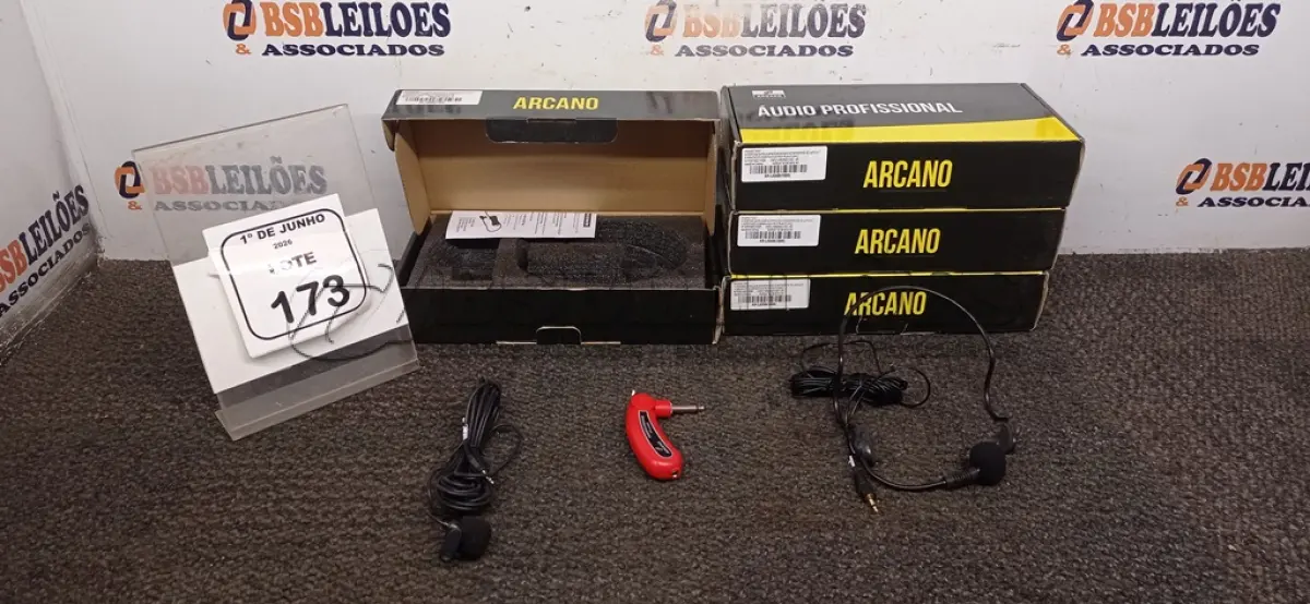 LOTE 173 - 04 MICROFONES AURICULAR COM MICROFONE DE LAPELA MODELO LA500 MARCA ARCANO. (NO ESTADO) ATENÇÃO! FAZER A VISITAÇÃO ANTES DE ARREMATAR, NÃO SABEMOS SE FUNCIONA, LEILÃO NÃO TEM GARANTIA E NEM DEVOLUÇÃO, SUJEITO A POSSÍVEIS AVARIAS VISÍVEIS/OCULTAS E/OU AUSÊNCIA DE COMPONENTES.