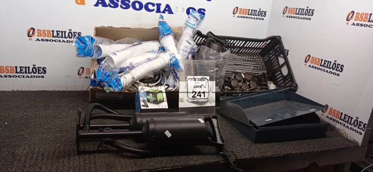LOTE 241 - 03 BOMBAS DE AR MANUAL, 05 CÂMERAS DE MONITORAMENTO MARCA SAMSUNG, 08 TUBOS EXTENSIVOS FLEX, 01 MINI NÍVEL A LASER, 03 PRATELEIRAS DE METAL E VÁRIAS RODINHAS PARA MÓVEIS. (NO ESTADO) ATENÇÃO! FAZER A VISITAÇÃO ANTES DE ARREMATAR, NÃO SABEMOS SE FUNCIONA, LEILÃO NÃO TEM GARANTIA E NEM DEVOLUÇÃO, SUJEITO A POSSÍVEIS AVARIAS VISÍVEIS/OCULTAS E/OU AUSÊNCIA DE COMPONENTES.