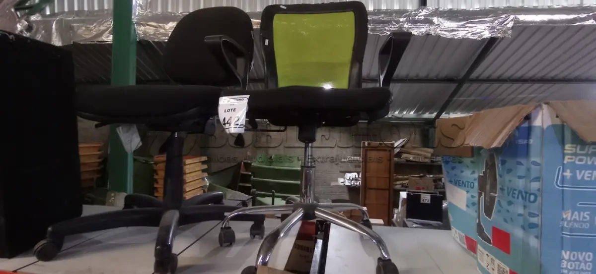LOTE 442 - 02 CADEIRAS GIRATÓRIAS PARA ESCRITÓRIO NA COR PRETA. (NO ESTADO) ATENÇÃO! FAZER A VISITAÇÃO ANTES DE ARREMATAR, NÃO SABEMOS SE FUNCIONA, LEILÃO NÃO TEM GARANTIA E NEM DEVOLUÇÃO, SUJEITO A POSSÍVEIS AVARIAS VISÍVEIS/OCULTAS E/OU AUSÊNCIA DE COMPONENTES.