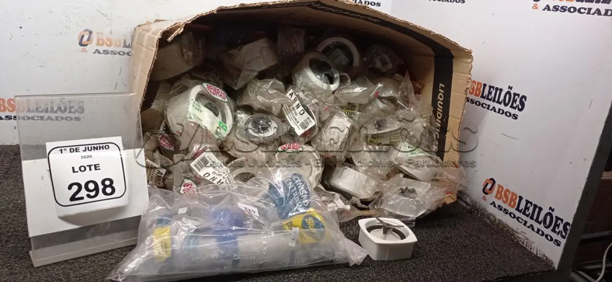 LOTE 298 - 01 LOTE COM GRANDE QUANTIDADE DE ACOPLAMENTOS E BASE DE LIQUIDIFICADORES. (NO ESTADO) ATENÇÃO! FAZER A VISITAÇÃO ANTES DE ARREMATAR, NÃO SABEMOS SE FUNCIONA, LEILÃO NÃO TEM GARANTIA E NEM DEVOLUÇÃO, SUJEITO A POSSÍVEIS AVARIAS VISÍVEIS/OCULTAS E/OU AUSÊNCIA DE COMPONENTES.
