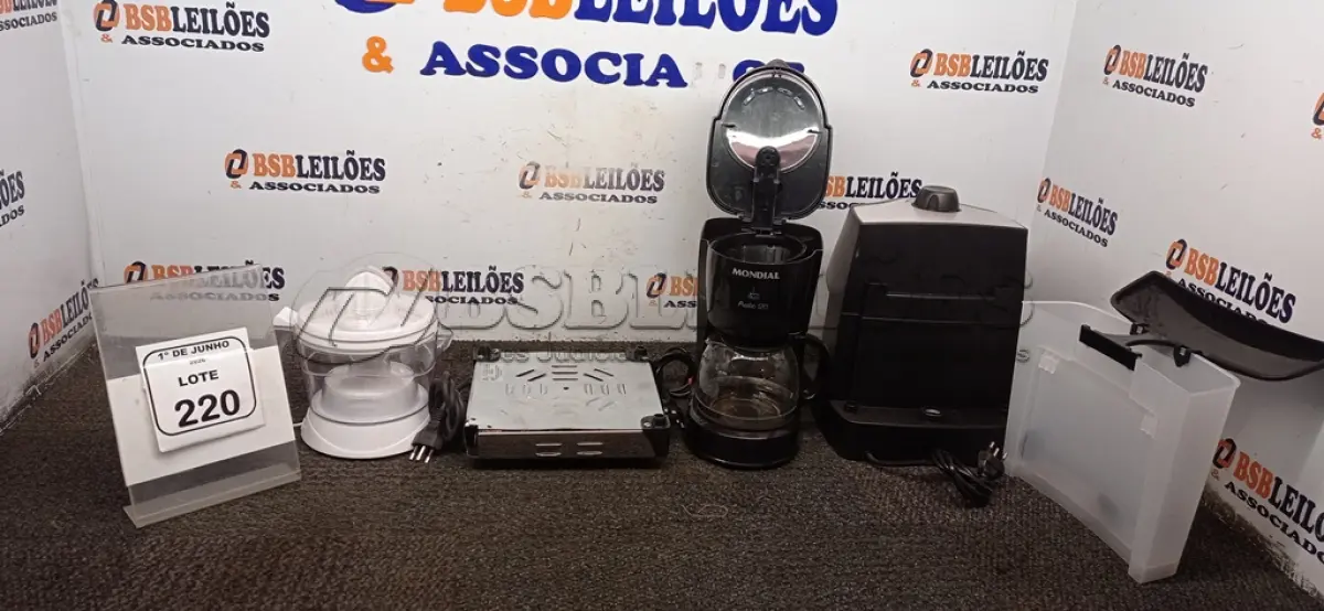 LOTE 220 - 01 MÁQUINA DE CAFÉ EXPRESSO 220V MARCA MONDIAL, 01 CAFETEIRA 220V MARCA MONDIAL, 01 ESPREMEDOR DE FRUTAS MARCA MONDIAL E 01 FOGÃO PORTATIL DE 01 BOCA MARCA MONDIAL. (NO ESTADO) ATENÇÃO! FAZER A VISITAÇÃO ANTES DE ARREMATAR, NÃO SABEMOS SE FUNCIONA, LEILÃO NÃO TEM GARANTIA E NEM DEVOLUÇÃO, SUJEITO A POSSÍVEIS AVARIAS VISÍVEIS/OCULTAS E/OU AUSÊNCIA DE COMPONENTES.