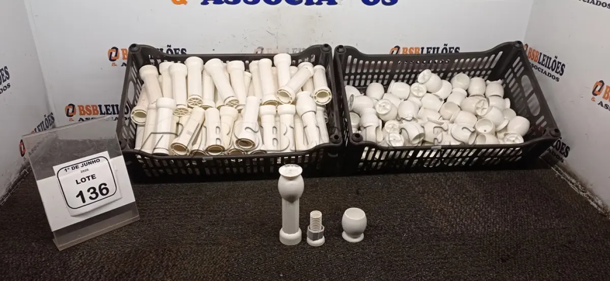 LOTE 136 - 01 LOTE COM GRANDE QUANTIDADE DE PÉS DE PLÁSTICOS PARA MÓVEIS. (NO ESTADO) ATENÇÃO! FAZER A VISITAÇÃO ANTES DE ARREMATAR, NÃO SABEMOS SE FUNCIONA, LEILÃO NÃO TEM GARANTIA E NEM DEVOLUÇÃO, SUJEITO A POSSÍVEIS AVARIAS VISÍVEIS/OCULTAS E/OU AUSÊNCIA DE COMPONENTES.