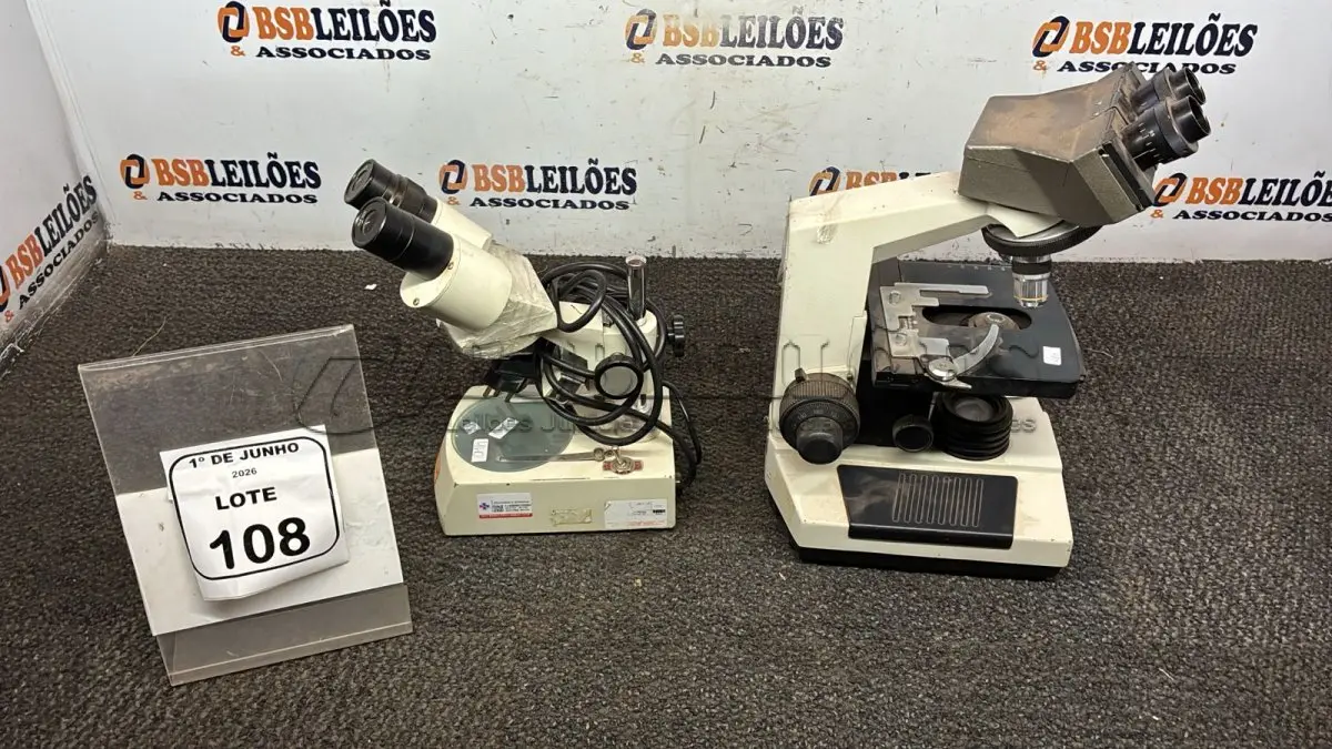 LOTE 108 - 02 MICROSCÓPIOS. (NO ESTADO) ATENÇÃO! FAZER A VISITAÇÃO ANTES DE ARREMATAR, NÃO SABEMOS SE FUNCIONA, LEILÃO NÃO TEM GARANTIA E NEM DEVOLUÇÃO, SUJEITO A POSSÍVEIS AVARIAS VISÍVEIS/OCULTAS E/OU AUSÊNCIA DE COMPONENTES.