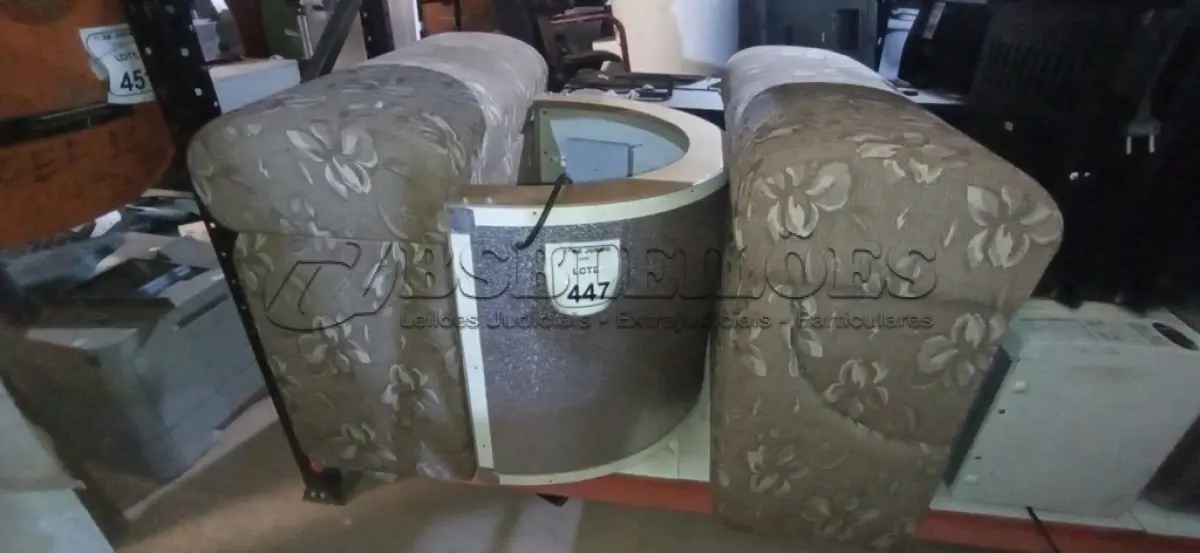 LOTE 447 - 01 FORNO DE BIER E 02 BAÚS ALMOFADADOS. (NO ESTADO) ATENÇÃO! FAZER A VISITAÇÃO ANTES DE ARREMATAR, NÃO SABEMOS SE FUNCIONA, LEILÃO NÃO TEM GARANTIA E NEM DEVOLUÇÃO, SUJEITO A POSSÍVEIS AVARIAS VISÍVEIS/OCULTAS E/OU AUSÊNCIA DE COMPONENTES.