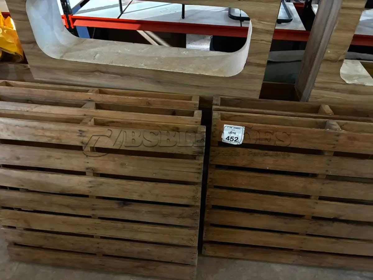 LOTE 452 - 05 PALETES DE MADEIRA. (NO ESTADO) ATENÇÃO! FAZER A VISITAÇÃO ANTES DE ARREMATAR, NÃO SABEMOS SE FUNCIONA, LEILÃO NÃO TEM GARANTIA E NEM DEVOLUÇÃO, SUJEITO A POSSÍVEIS AVARIAS VISÍVEIS/OCULTAS E/OU AUSÊNCIA DE COMPONENTES.