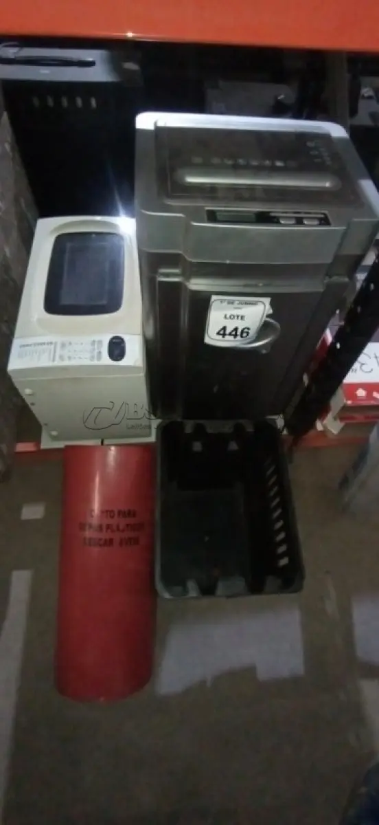 LOTE 446 - 01 FRAGMENTADORA DE PAPEL MODELO A-2325 MARCA HYSOON, 01 MICRO-ONDAS PANASONIC E 02 LIXEIRAS DE PLÁSTICO. (NO ESTADO) ATENÇÃO! FAZER A VISITAÇÃO ANTES DE ARREMATAR, NÃO SABEMOS SE FUNCIONA, LEILÃO NÃO TEM GARANTIA E NEM DEVOLUÇÃO, SUJEITO A POSSÍVEIS AVARIAS VISÍVEIS/OCULTAS E/OU AUSÊNCIA DE COMPONENTES.