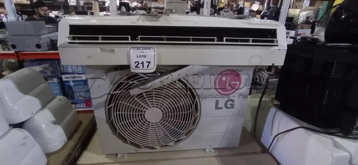 LOTE 217 - 01 AR CONDICIONADO DE 12.000 BTU/H MARCA LG. (NO ESTADO) ATENÇÃO! FAZER A VISITAÇÃO ANTES DE ARREMATAR, NÃO SABEMOS SE FUNCIONA, LEILÃO NÃO TEM GARANTIA E NEM DEVOLUÇÃO, SUJEITO A POSSÍVEIS AVARIAS VISÍVEIS/OCULTAS E/OU AUSÊNCIA DE COMPONENTES.