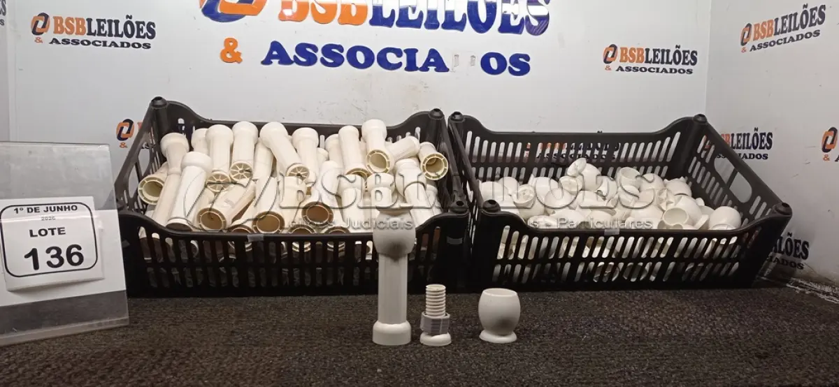 LOTE 136 - 01 LOTE COM GRANDE QUANTIDADE DE PÉS DE PLÁSTICOS PARA MÓVEIS. (NO ESTADO) ATENÇÃO! FAZER A VISITAÇÃO ANTES DE ARREMATAR, NÃO SABEMOS SE FUNCIONA, LEILÃO NÃO TEM GARANTIA E NEM DEVOLUÇÃO, SUJEITO A POSSÍVEIS AVARIAS VISÍVEIS/OCULTAS E/OU AUSÊNCIA DE COMPONENTES.