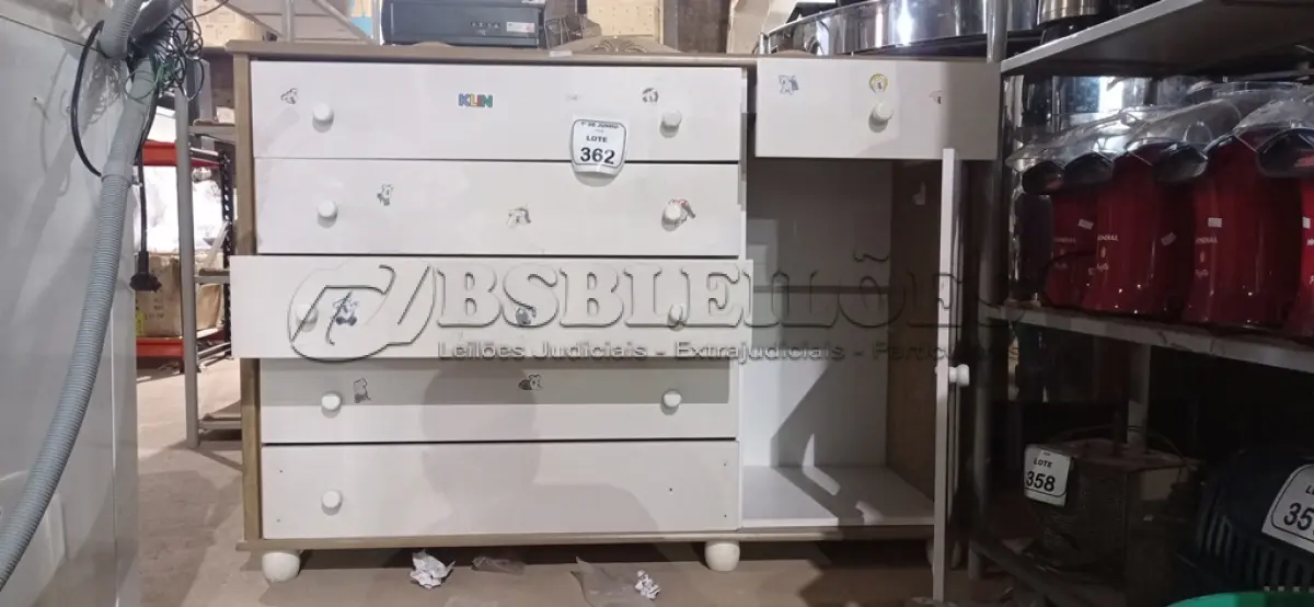LOTE 362 - 01 CÔMODA INFANTIL EM MADEIRA COM 06 GAVETAS E 01 PORTA. (NO ESTADO) ATENÇÃO! FAZER A VISITAÇÃO ANTES DE ARREMATAR, NÃO SABEMOS SE FUNCIONA, LEILÃO NÃO TEM GARANTIA E NEM DEVOLUÇÃO, SUJEITO A POSSÍVEIS AVARIAS VISÍVEIS/OCULTAS E/OU AUSÊNCIA DE COMPONENTES.