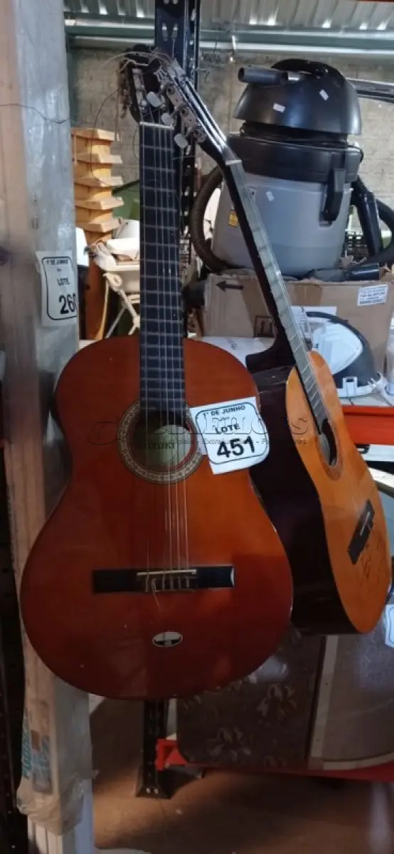 LOTE 451 - 02 VIOLÕES MARCAS SUZUKI E KASHIMA. (NO ESTADO) ATENÇÃO! FAZER A VISITAÇÃO ANTES DE ARREMATAR, NÃO SABEMOS SE FUNCIONA, LEILÃO NÃO TEM GARANTIA E NEM DEVOLUÇÃO, SUJEITO A POSSÍVEIS AVARIAS VISÍVEIS/OCULTAS E/OU AUSÊNCIA DE COMPONENTES.