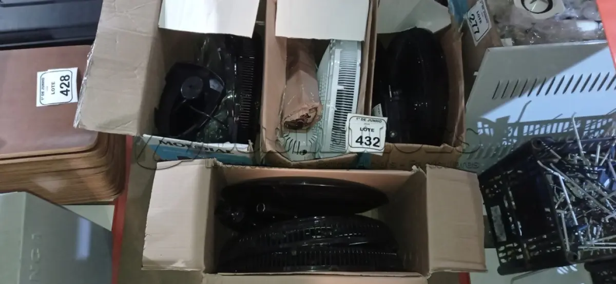 LOTE 432 - 04 VENTILADORES 220V MARCA MONDIAL DESMONTADOS INCOMPLETOS. (NO ESTADO) ATENÇÃO! FAZER A VISITAÇÃO ANTES DE ARREMATAR, NÃO SABEMOS SE FUNCIONA, LEILÃO NÃO TEM GARANTIA E NEM DEVOLUÇÃO, SUJEITO A POSSÍVEIS AVARIAS VISÍVEIS/OCULTAS E/OU AUSÊNCIA DE COMPONENTES.