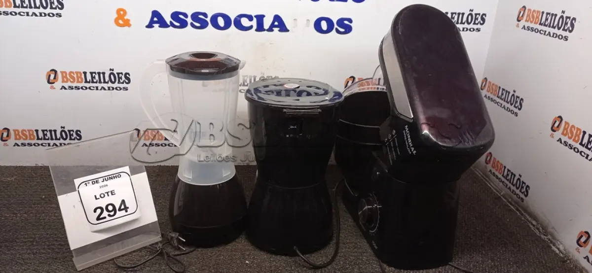 LOTE 294 - 01 BATEDEIRA PLANETÁRIA 220V MARCA MONDIAL, 01 CAFETEIRA 220V MARCA MONDIAL E 01 LIQUIDIFICADOR 220V MARCA MONDIAL. (NO ESTADO) ATENÇÃO! FAZER A VISITAÇÃO ANTES DE ARREMATAR, NÃO SABEMOS SE FUNCIONA, LEILÃO NÃO TEM GARANTIA E NEM DEVOLUÇÃO, SUJEITO A POSSÍVEIS AVARIAS VISÍVEIS/OCULTAS E/OU AUSÊNCIA DE COMPONENTES.