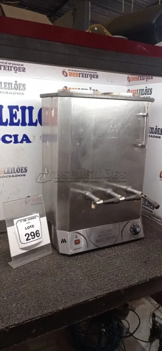 LOTE 296 - 01 CAFETEIRA INDUSTRIAL EM INOX. (NO ESTADO) ATENÇÃO! FAZER A VISITAÇÃO ANTES DE ARREMATAR, NÃO SABEMOS SE FUNCIONA, LEILÃO NÃO TEM GARANTIA E NEM DEVOLUÇÃO, SUJEITO A POSSÍVEIS AVARIAS VISÍVEIS/OCULTAS E/OU AUSÊNCIA DE COMPONENTES.
