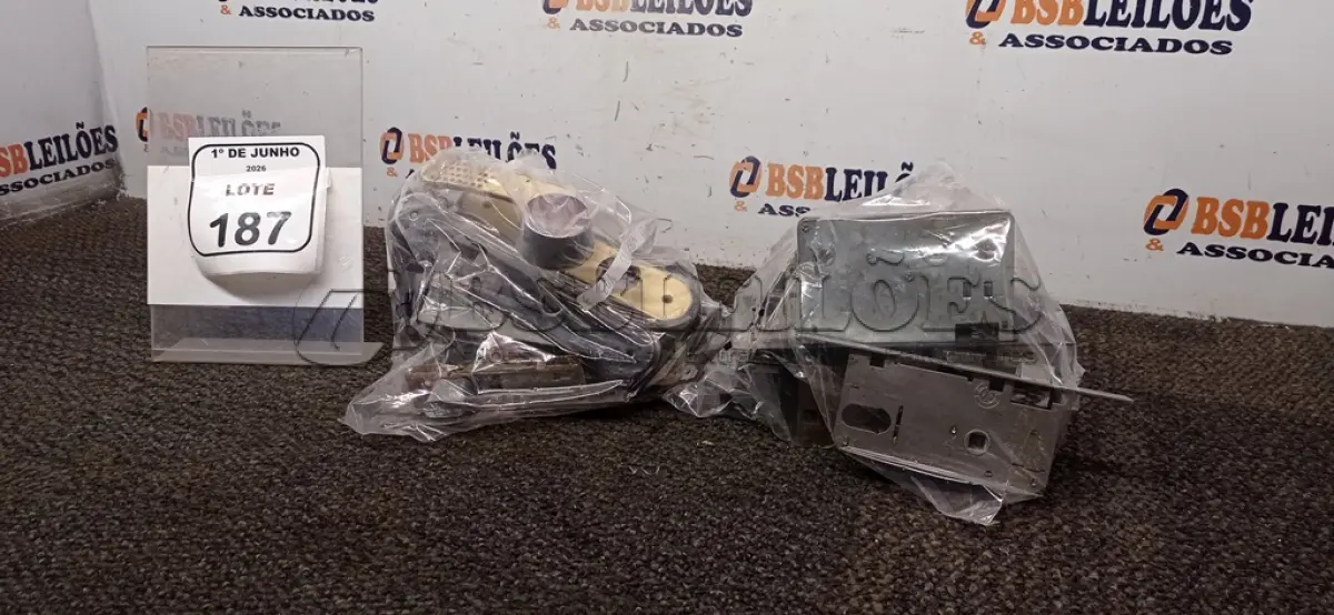 LOTE 187 - 01 LOTE COM VÁRIAS FECHADURAS DE PORTA. (NO ESTADO) ATENÇÃO! FAZER A VISITAÇÃO ANTES DE ARREMATAR, NÃO SABEMOS SE FUNCIONA, LEILÃO NÃO TEM GARANTIA E NEM DEVOLUÇÃO, SUJEITO A POSSÍVEIS AVARIAS VISÍVEIS/OCULTAS E/OU AUSÊNCIA DE COMPONENTES.