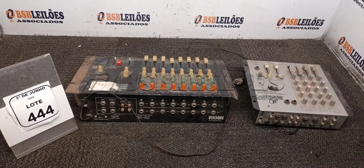 LOTE 444 - 01 MESA DE SOM AC-DC 12V MARCA STAR E 01 MESA DE SOM MODELO M-82 MARCA VOXMAN. (NO ESTADO) ATENÇÃO! FAZER A VISITAÇÃO ANTES DE ARREMATAR, NÃO SABEMOS SE FUNCIONA, LEILÃO NÃO TEM GARANTIA E NEM DEVOLUÇÃO, SUJEITO A POSSÍVEIS AVARIAS VISÍVEIS/OCULTAS E/OU AUSÊNCIA DE COMPONENTES.