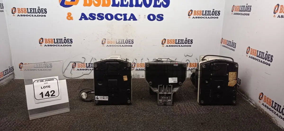 LOTE 142 - 03 MICROSCÓPIOS. (NO ESTADO) ATENÇÃO! FAZER A VISITAÇÃO ANTES DE ARREMATAR, NÃO SABEMOS SE FUNCIONA, LEILÃO NÃO TEM GARANTIA E NEM DEVOLUÇÃO, SUJEITO A POSSÍVEIS AVARIAS VISÍVEIS/OCULTAS E/OU AUSÊNCIA DE COMPONENTES.