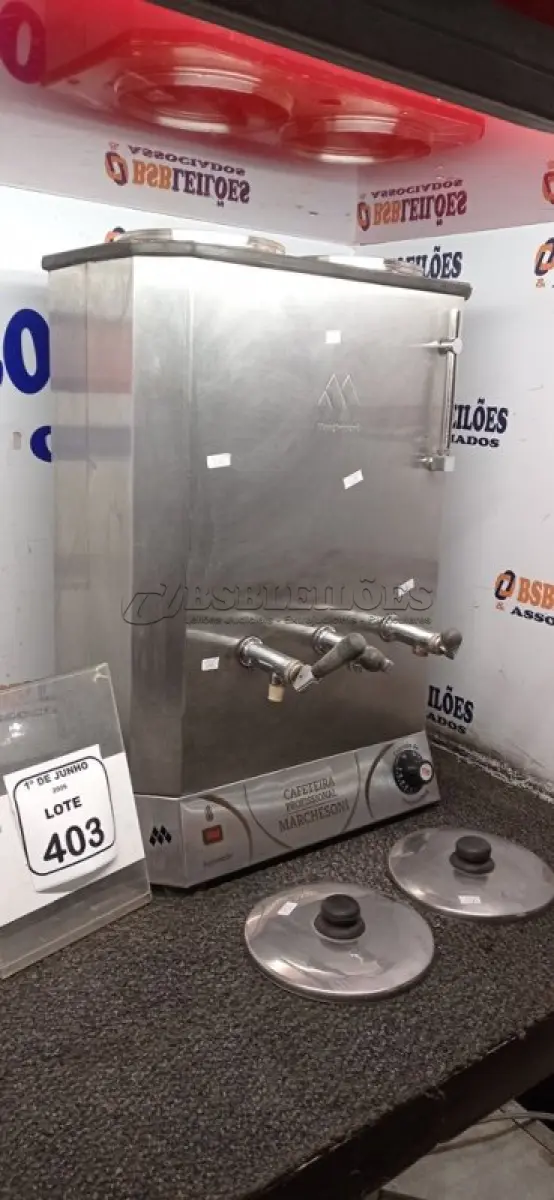 LOTE 403 - 01 CAFETEIRA INDUSTRIAL EM INOX MARCA MARCHESONI. (NO ESTADO) ATENÇÃO! FAZER A VISITAÇÃO ANTES DE ARREMATAR, NÃO SABEMOS SE FUNCIONA, LEILÃO NÃO TEM GARANTIA E NEM DEVOLUÇÃO, SUJEITO A POSSÍVEIS AVARIAS VISÍVEIS/OCULTAS E/OU AUSÊNCIA DE COMPONENTES.