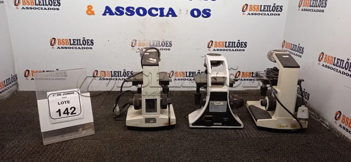 LOTE 142 - 03 MICROSCÓPIOS. (NO ESTADO) ATENÇÃO! FAZER A VISITAÇÃO ANTES DE ARREMATAR, NÃO SABEMOS SE FUNCIONA, LEILÃO NÃO TEM GARANTIA E NEM DEVOLUÇÃO, SUJEITO A POSSÍVEIS AVARIAS VISÍVEIS/OCULTAS E/OU AUSÊNCIA DE COMPONENTES.