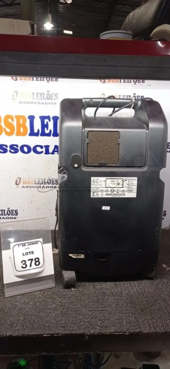 LOTE 378 - 01 CONCENTRADOR DE OXIGÊNIO MODELO 525PS MARCA DRIVE DEVILBISS HEALTHCARE. (NO ESTADO) ATENÇÃO! FAZER A VISITAÇÃO ANTES DE ARREMATAR, NÃO SABEMOS SE FUNCIONA, LEILÃO NÃO TEM GARANTIA E NEM DEVOLUÇÃO, SUJEITO A POSSÍVEIS AVARIAS VISÍVEIS/OCULTAS E/OU AUSÊNCIA DE COMPONENTES.