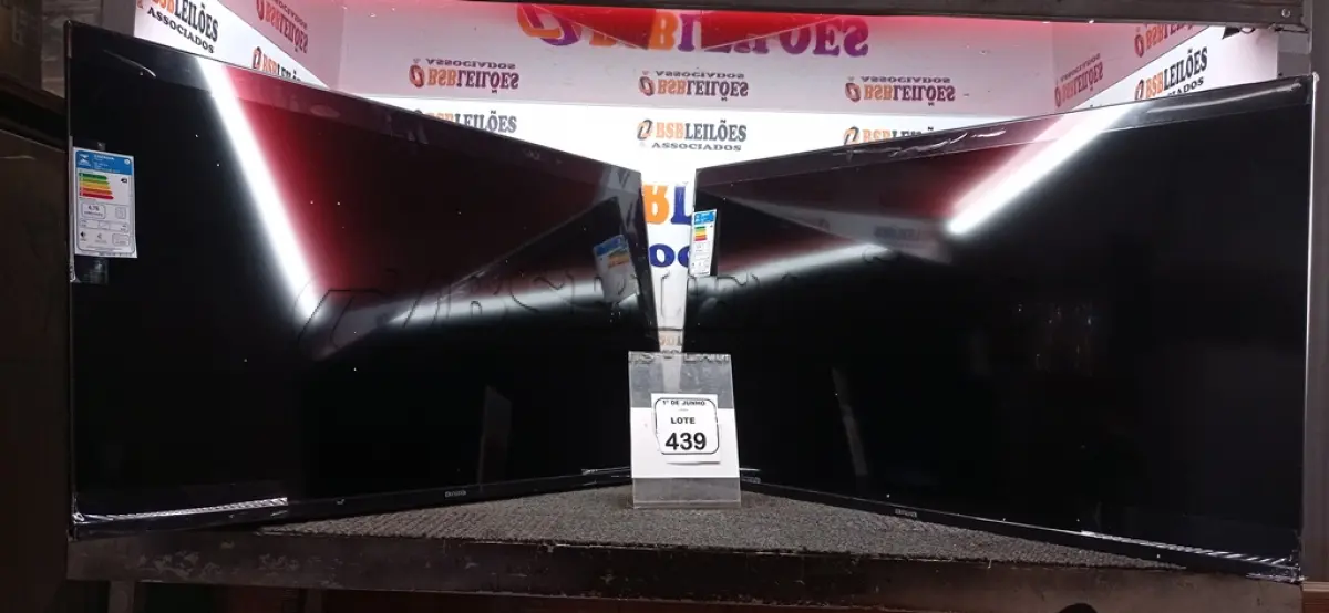 LOTE 439 - 02 TVS 43’’ MARCA AIWA. (NO ESTADO) ATENÇÃO! FAZER A VISITAÇÃO ANTES DE ARREMATAR, NÃO SABEMOS SE FUNCIONA, LEILÃO NÃO TEM GARANTIA E NEM DEVOLUÇÃO, SUJEITO A POSSÍVEIS AVARIAS VISÍVEIS/OCULTAS E/OU AUSÊNCIA DE COMPONENTES.