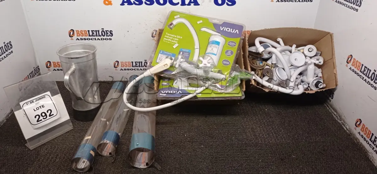 LOTE 292 - 02 TORNEIRAS BICA MÓVEIS COM PURIFICADOR, VÁRIAS TORNEIRAS SIMPLES, VÁRIOS REGISTROS,  01 COPO DE LIQUIDIFICADOR EM INOX E 03 SUPORTES PARA COPOS DESCARTÁVEIS. (NO ESTADO) ATENÇÃO! FAZER A VISITAÇÃO ANTES DE ARREMATAR, NÃO SABEMOS SE FUNCIONA, LEILÃO NÃO TEM GARANTIA E NEM DEVOLUÇÃO, SUJEITO A POSSÍVEIS AVARIAS VISÍVEIS/OCULTAS E/OU AUSÊNCIA DE COMPONENTES.