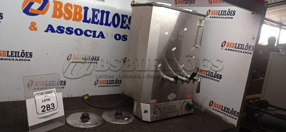 LOTE 283 - 01 CAFETEIRA INDUSTRIAL EM INOX MARCA MARCHESONI. (NO ESTADO) ATENÇÃO! FAZER A VISITAÇÃO ANTES DE ARREMATAR, NÃO SABEMOS SE FUNCIONA, LEILÃO NÃO TEM GARANTIA E NEM DEVOLUÇÃO, SUJEITO A POSSÍVEIS AVARIAS VISÍVEIS/OCULTAS E/OU AUSÊNCIA DE COMPONENTES.