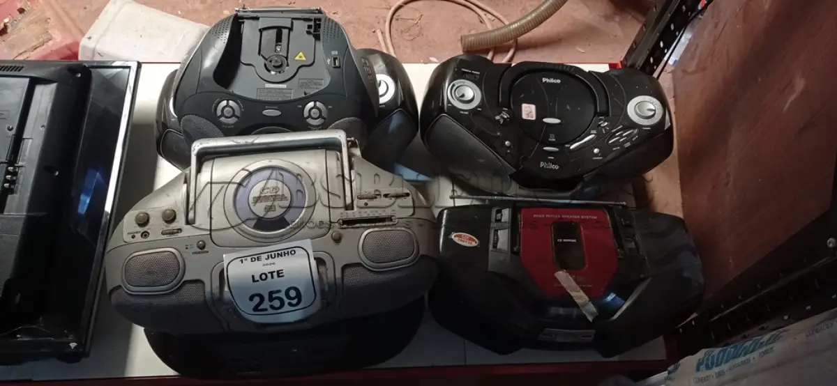 LOTE 259 - 06 APARELHOS DE SOM PORTÁTEIS DE MARCAS E MODELOS DIVERSOS. (NO ESTADO) ATENÇÃO! FAZER A VISITAÇÃO ANTES DE ARREMATAR, NÃO SABEMOS SE FUNCIONA, LEILÃO NÃO TEM GARANTIA E NEM DEVOLUÇÃO, SUJEITO A POSSÍVEIS AVARIAS VISÍVEIS/OCULTAS E/OU AUSÊNCIA DE COMPONENTES.