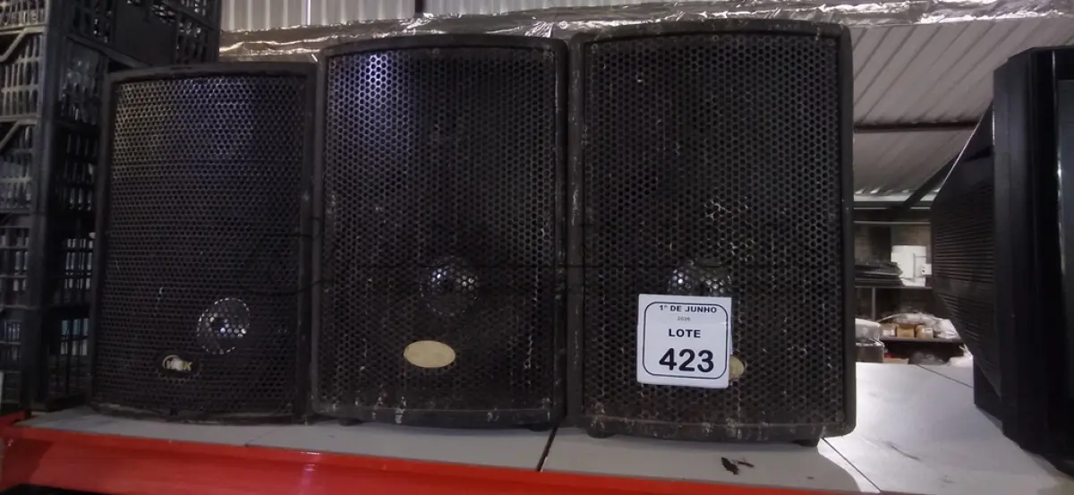 LOTE 423 - 03 CAIXAS DE SOM ALTO FALANTE. (NO ESTADO) ATENÇÃO! FAZER A VISITAÇÃO ANTES DE ARREMATAR, NÃO SABEMOS SE FUNCIONA, LEILÃO NÃO TEM GARANTIA E NEM DEVOLUÇÃO, SUJEITO A POSSÍVEIS AVARIAS VISÍVEIS/OCULTAS E/OU AUSÊNCIA DE COMPONENTES.