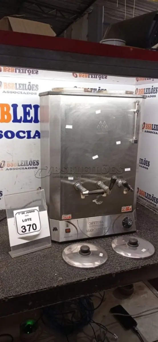 LOTE 370 - 01 CAFETEIRA INDUSTRIAL EM INOX MARCA MARCHESONI. (NO ESTADO) ATENÇÃO! FAZER A VISITAÇÃO ANTES DE ARREMATAR, NÃO SABEMOS SE FUNCIONA, LEILÃO NÃO TEM GARANTIA E NEM DEVOLUÇÃO, SUJEITO A POSSÍVEIS AVARIAS VISÍVEIS/OCULTAS E/OU AUSÊNCIA DE COMPONENTES.