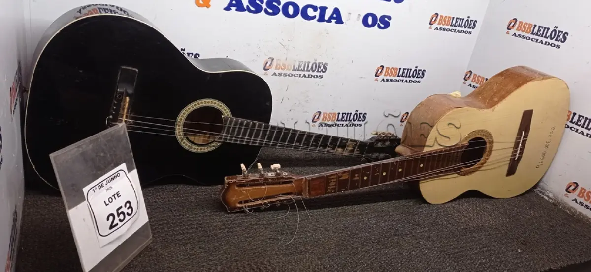 LOTE 253 - 02 VIOLÕES. (NO ESTADO) ATENÇÃO! FAZER A VISITAÇÃO ANTES DE ARREMATAR, NÃO SABEMOS SE FUNCIONA, LEILÃO NÃO TEM GARANTIA E NEM DEVOLUÇÃO, SUJEITO A POSSÍVEIS AVARIAS VISÍVEIS/OCULTAS E/OU AUSÊNCIA DE COMPONENTES.