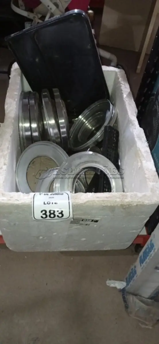 LOTE 383 - 01 LOTE COM GRANDE QUANTIDADE DE TAMPAS PARA LIXEIRAS REDONDAS EM INOX. (NO ESTADO) ATENÇÃO! FAZER A VISITAÇÃO ANTES DE ARREMATAR, NÃO SABEMOS SE FUNCIONA, LEILÃO NÃO TEM GARANTIA E NEM DEVOLUÇÃO, SUJEITO A POSSÍVEIS AVARIAS VISÍVEIS/OCULTAS E/OU AUSÊNCIA DE COMPONENTES.