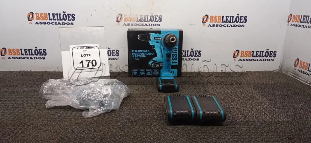 LOTE 170 - 01 PARAFUSADEIRA E FURADEIRA COM 03 BATERIAS 20V MARCA TSSAPER E 01 SACO COM CANTONEIRAS PARA MÓVEIS. (NO ESTADO) ATENÇÃO! FAZER A VISITAÇÃO ANTES DE ARREMATAR, NÃO SABEMOS SE FUNCIONA, LEILÃO NÃO TEM GARANTIA E NEM DEVOLUÇÃO, SUJEITO A POSSÍVEIS AVARIAS VISÍVEIS/OCULTAS E/OU AUSÊNCIA DE COMPONENTES.