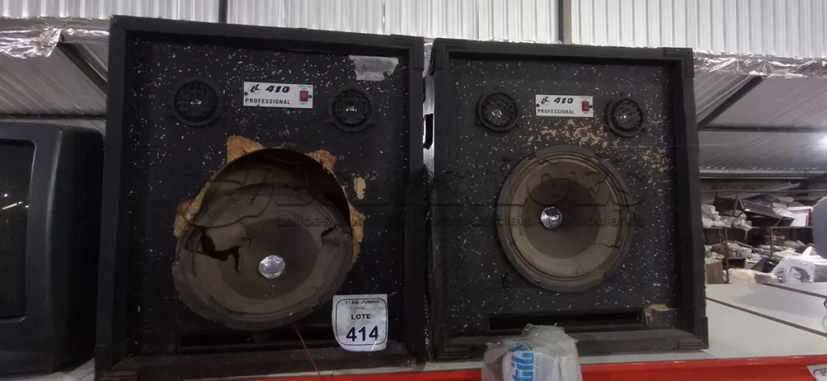 LOTE 414 - 02 CAIXAS DE SOM GRANDES VAZIAS. (NO ESTADO) ATENÇÃO! FAZER A VISITAÇÃO ANTES DE ARREMATAR, NÃO SABEMOS SE FUNCIONA, LEILÃO NÃO TEM GARANTIA E NEM DEVOLUÇÃO, SUJEITO A POSSÍVEIS AVARIAS VISÍVEIS/OCULTAS E/OU AUSÊNCIA DE COMPONENTES.