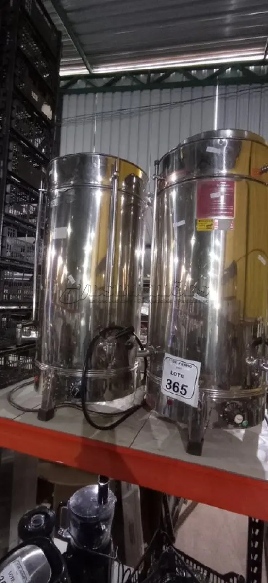 LOTE 365 - 02 CAFETEIRAS INDUSTRIAIS EM INOX. (NO ESTADO) ATENÇÃO! FAZER A VISITAÇÃO ANTES DE ARREMATAR, NÃO SABEMOS SE FUNCIONA, LEILÃO NÃO TEM GARANTIA E NEM DEVOLUÇÃO, SUJEITO A POSSÍVEIS AVARIAS VISÍVEIS/OCULTAS E/OU AUSÊNCIA DE COMPONENTES.