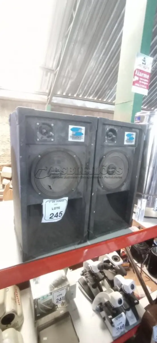 LOTE 245 - 02 CAIXAS DE SOM COM ALTO FALANTES. (NO ESTADO) ATENÇÃO! FAZER A VISITAÇÃO ANTES DE ARREMATAR, NÃO SABEMOS SE FUNCIONA, LEILÃO NÃO TEM GARANTIA E NEM DEVOLUÇÃO, SUJEITO A POSSÍVEIS AVARIAS VISÍVEIS/OCULTAS E/OU AUSÊNCIA DE COMPONENTES.