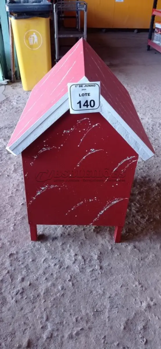 LOTE 140 - 01 CASA PARA PETS EM MADEIRA. (NO ESTADO) ATENÇÃO! FAZER A VISITAÇÃO ANTES DE ARREMATAR, NÃO SABEMOS SE FUNCIONA, LEILÃO NÃO TEM GARANTIA E NEM DEVOLUÇÃO, SUJEITO A POSSÍVEIS AVARIAS VISÍVEIS/OCULTAS E/OU AUSÊNCIA DE COMPONENTES.