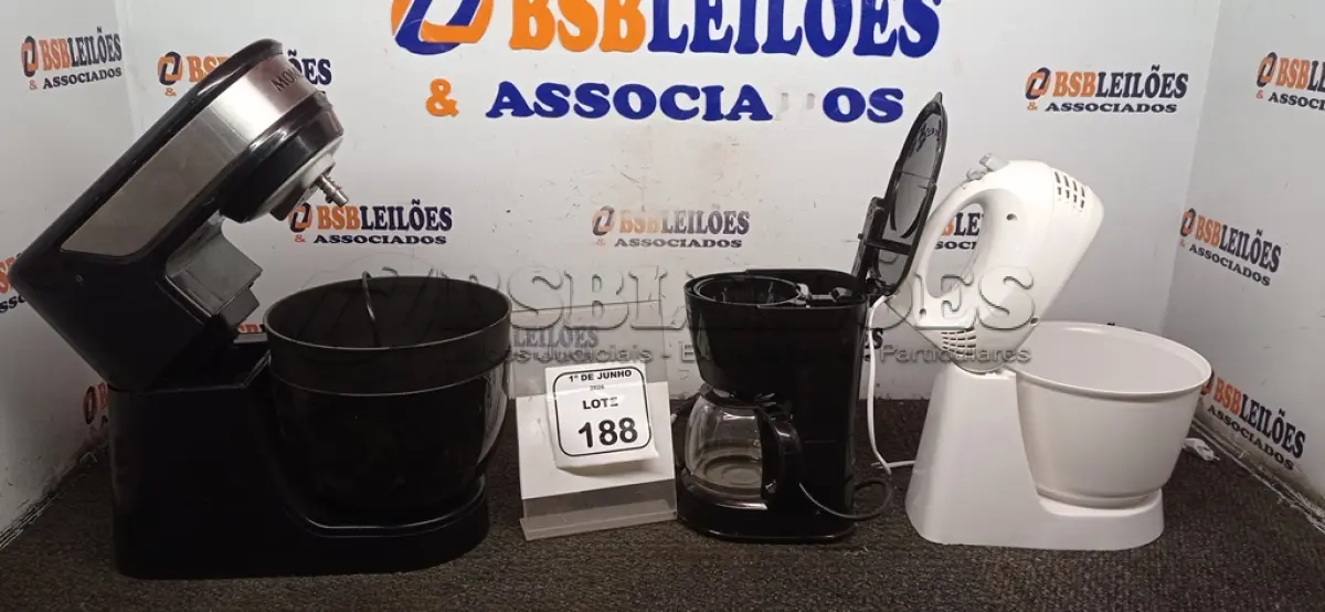 LOTE 188 - 01 BATEDEIRA PLANETÁRIA MARCA MONDIAL, 01 BATEDEIRA PRÁTICA MARCA MONDIAL E 01 CAFETEIRA MARCA MONDIAL . (NO ESTADO) ATENÇÃO! FAZER A VISITAÇÃO ANTES DE ARREMATAR, NÃO SABEMOS SE FUNCIONA, LEILÃO NÃO TEM GARANTIA E NEM DEVOLUÇÃO, SUJEITO A POSSÍVEIS AVARIAS VISÍVEIS/OCULTAS E/OU AUSÊNCIA DE COMPONENTES.