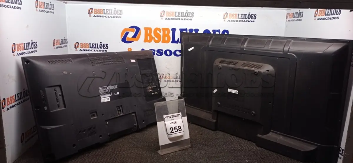 LOTE 258 - 01 TV LDC DE 32’’ MARCA PERTO E 01 TV LCD 39’’ MARCA PHILCO PARA RETIRADA DE PEÇAS. (NO ESTADO) ATENÇÃO! FAZER A VISITAÇÃO ANTES DE ARREMATAR, NÃO SABEMOS SE FUNCIONA, LEILÃO NÃO TEM GARANTIA E NEM DEVOLUÇÃO, SUJEITO A POSSÍVEIS AVARIAS VISÍVEIS/OCULTAS E/OU AUSÊNCIA DE COMPONENTES.
