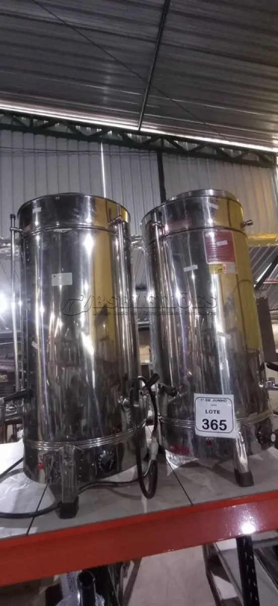 LOTE 365 - 02 CAFETEIRAS INDUSTRIAIS EM INOX. (NO ESTADO) ATENÇÃO! FAZER A VISITAÇÃO ANTES DE ARREMATAR, NÃO SABEMOS SE FUNCIONA, LEILÃO NÃO TEM GARANTIA E NEM DEVOLUÇÃO, SUJEITO A POSSÍVEIS AVARIAS VISÍVEIS/OCULTAS E/OU AUSÊNCIA DE COMPONENTES.