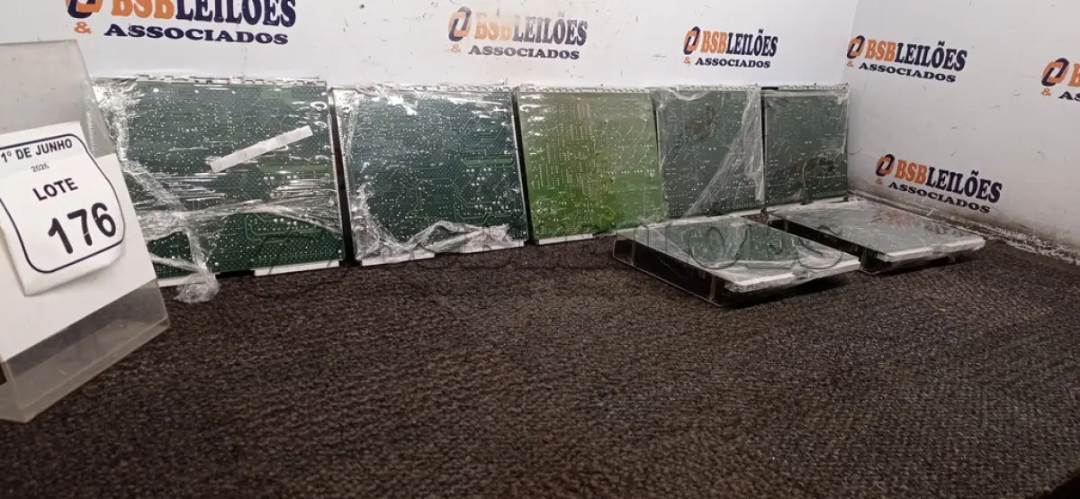 LOTE 176 - 07 PLACAS DE CENTRAL TELEFÔNICA MARCA ERICSSON. (NO ESTADO) ATENÇÃO! FAZER A VISITAÇÃO ANTES DE ARREMATAR, NÃO SABEMOS SE FUNCIONA, LEILÃO NÃO TEM GARANTIA E NEM DEVOLUÇÃO, SUJEITO A POSSÍVEIS AVARIAS VISÍVEIS/OCULTAS E/OU AUSÊNCIA DE COMPONENTES.