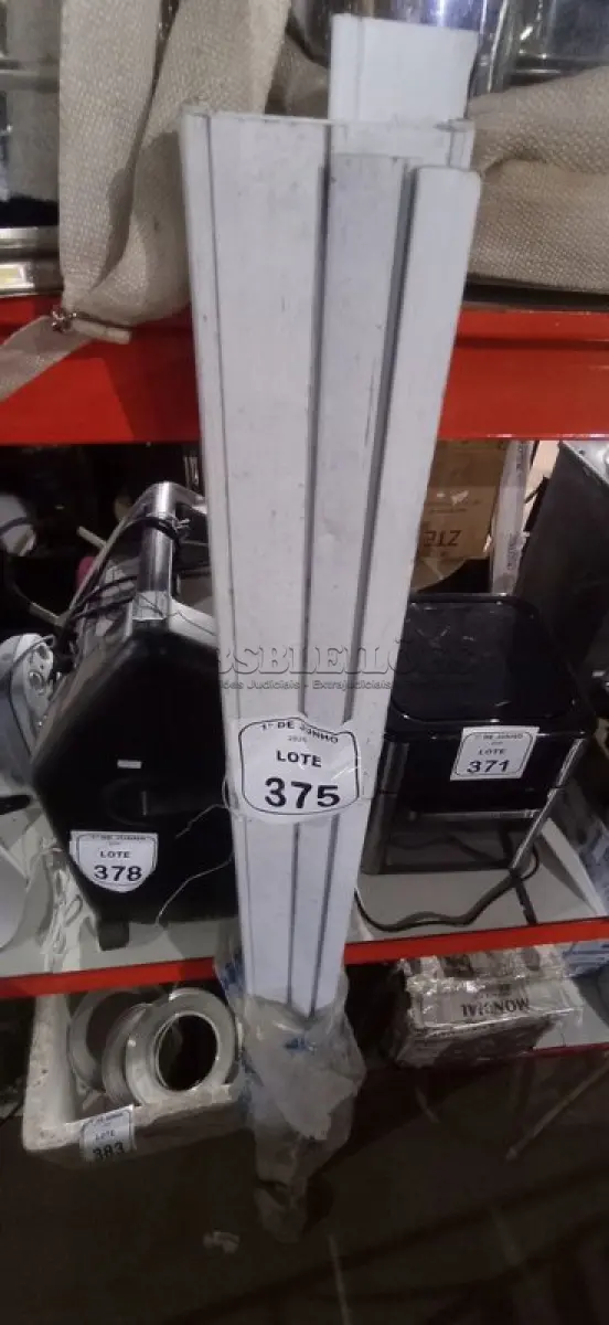 LOTE 375 - 01 PORTA SANFONADA PVC DE 0,86X2,10 NA COR BRANCA MARCA PLASTILIT. (NO ESTADO) ATENÇÃO! FAZER A VISITAÇÃO ANTES DE ARREMATAR, NÃO SABEMOS SE FUNCIONA, LEILÃO NÃO TEM GARANTIA E NEM DEVOLUÇÃO, SUJEITO A POSSÍVEIS AVARIAS VISÍVEIS/OCULTAS E/OU AUSÊNCIA DE COMPONENTES.