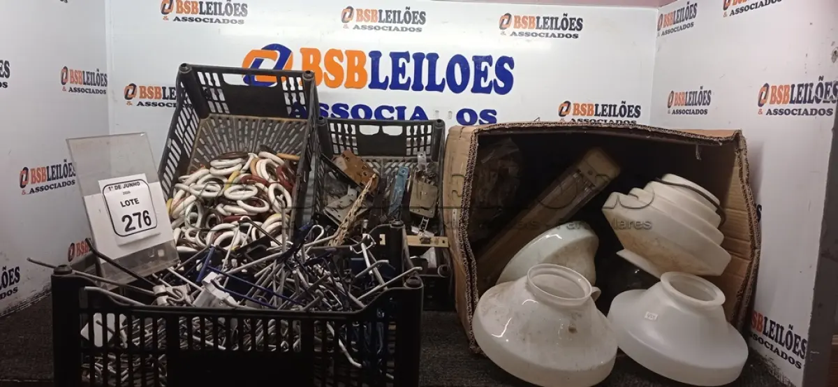 LOTE 276 - 06 CAIXAS DE CORREIOS EM METAL, 05 CÚPULAS DE LUMINÁRIAS DE MATERIAIS DIVERSOS, 01 LUMINÁRIA RECARREGÁVEL E VÁRIOS MÓDULOS CEGOS E 01 CAIXA COM GRANDE QUANTIDADE DE GANCHO METÁLICO PARA GÔNDOLAS, ARGOLAS PARA VARÃO DE CORTINA E FECHADURAS DE PORTA. (NO ESTADO) ATENÇÃO! FAZER A VISITAÇÃO ANTES DE ARREMATAR, NÃO SABEMOS SE FUNCIONA, LEILÃO NÃO TEM GARANTIA E NEM DEVOLUÇÃO, SUJEITO A POSSÍVEIS AVARIAS VISÍVEIS/OCULTAS E/OU AUSÊNCIA DE COMPONENTES.